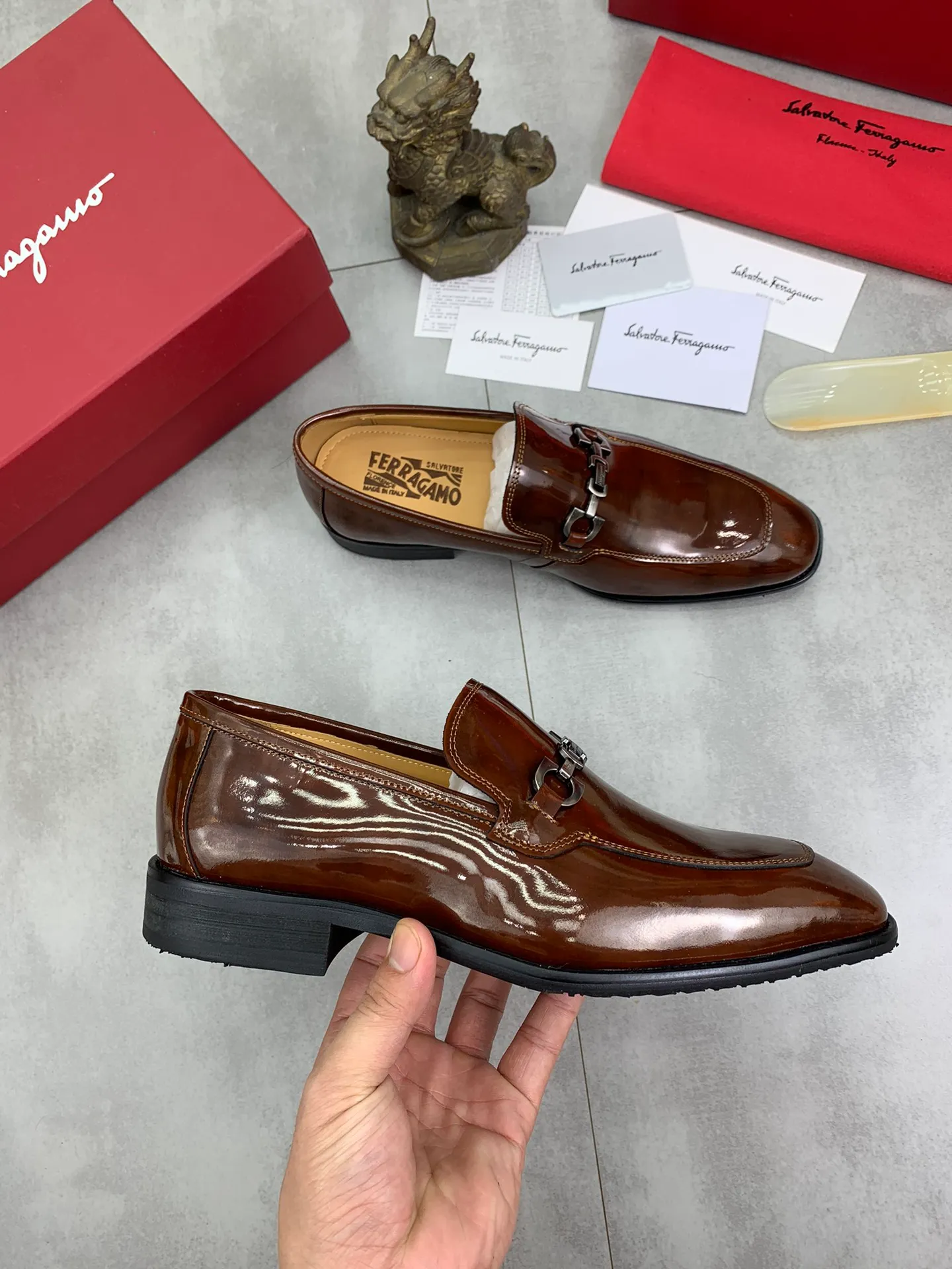 Men's Men's Shoes 💰P460💰[New Style] Water-dyed Niuli 🆘[Salvatore Ferragamo] Ferragamo's latest casual business leather shoes for men! Available at counters simultaneously! The fabric is made of specially imported original pebbled calfskin, and the lining is made of imported water-dyed cowhide. It is absolutely luxurious and leads the fashion trend. Matching code: 38-45 (46 can be customized) Black, brown and burgundy colors available